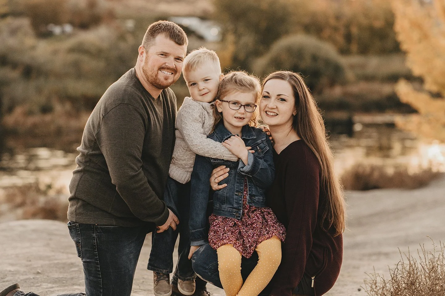 Warm family cuddles and early-fall tones at Chama Reserve in Richland, WA