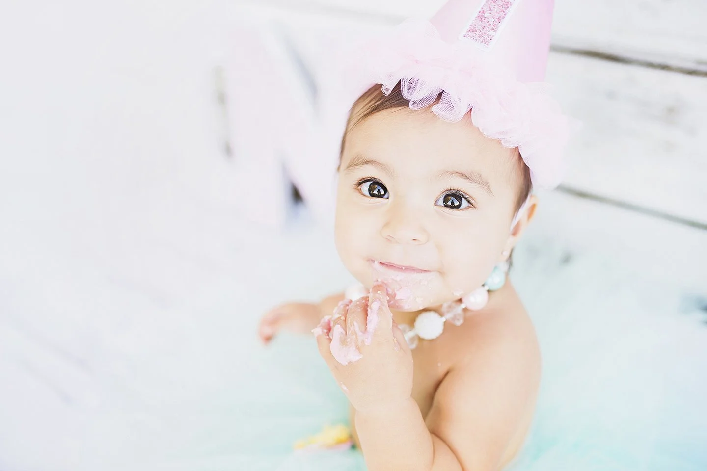  Leilani’s adorable first birthday cake shoot at a white barn in Sunnyside, WA — tutu, giggles, and sweet memories.
