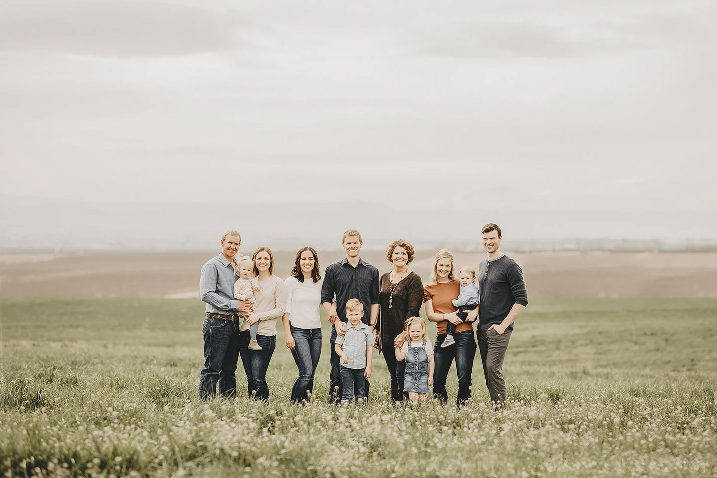 A beautiful golden-hour pasture session with a big Sunnyside family in Sunnyside, WA.