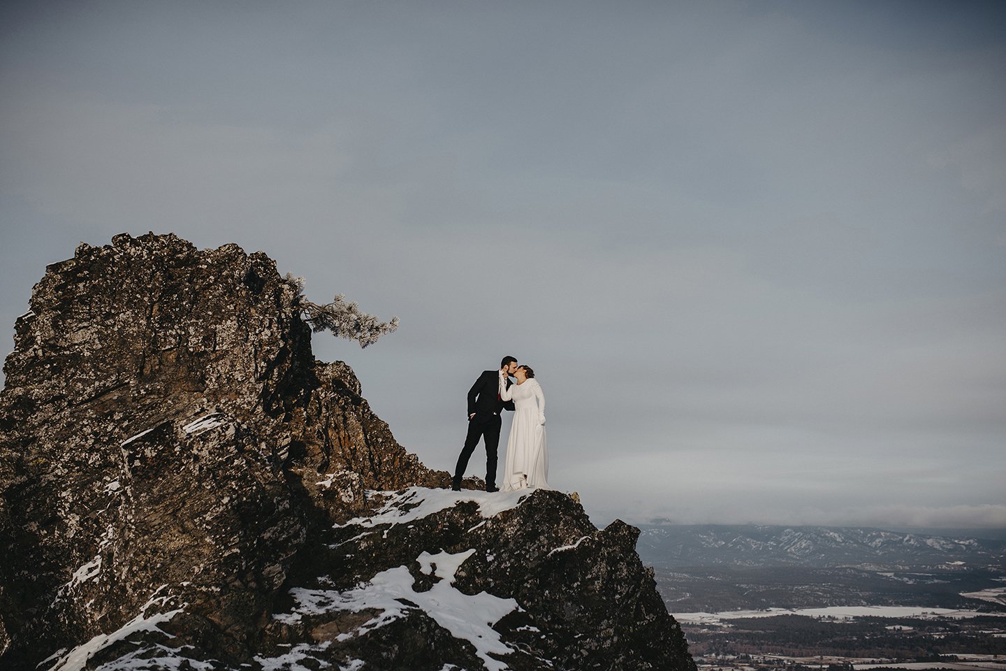 A breathtaking elopement kiss atop Pheo Point, where Cle Elum’s rugged beauty sets the stage for intimate love — a cinematic moment surrounded by mountain air and open sky.