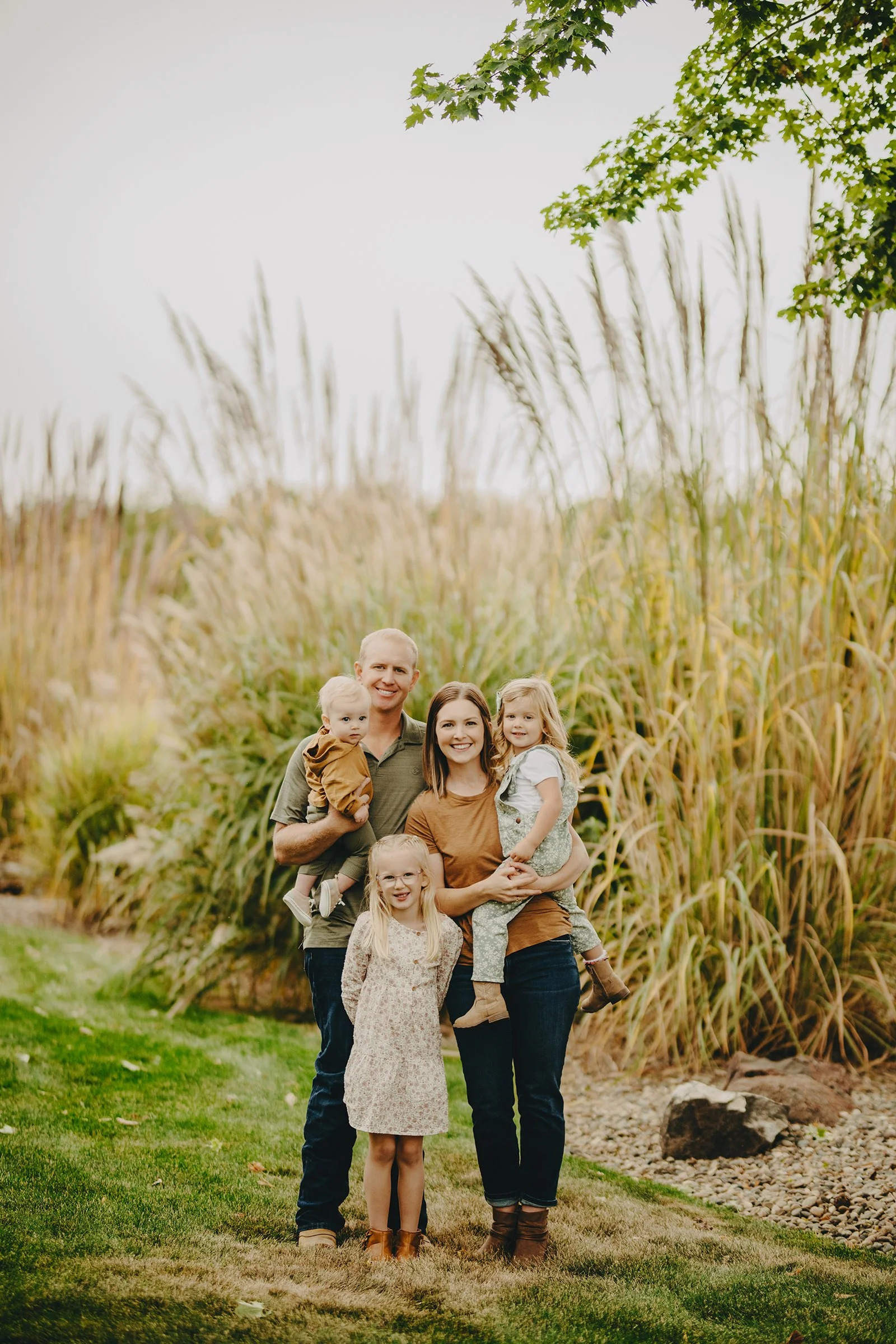 Fall family photography in the Tri-Cities with a sweet family of five — intimate moments, natural smiles, and cozy autumn colors.