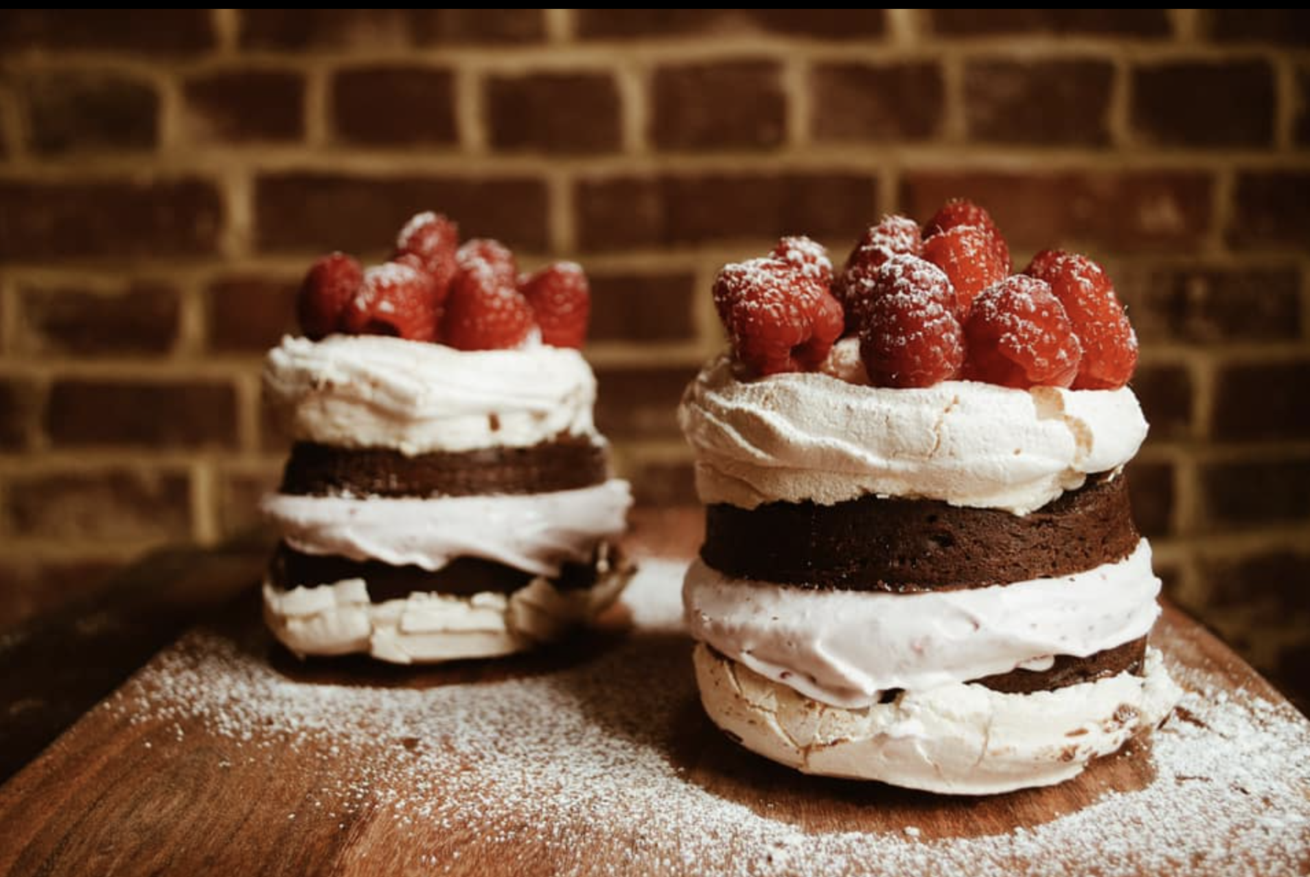 Meringue & brownie cakes