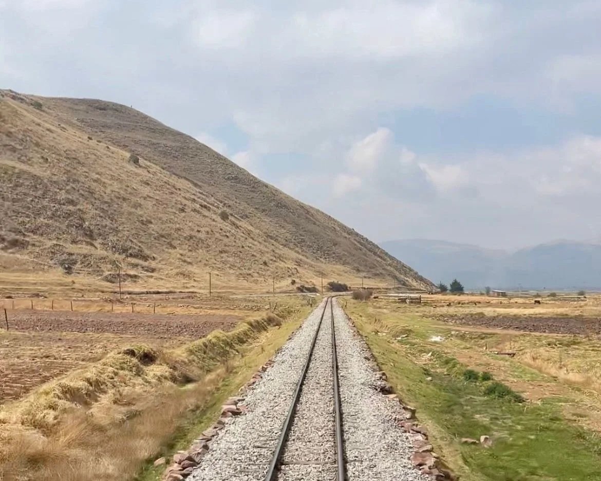 Paisaje del Valle Sagrado camino a Aguas Calientes en tren