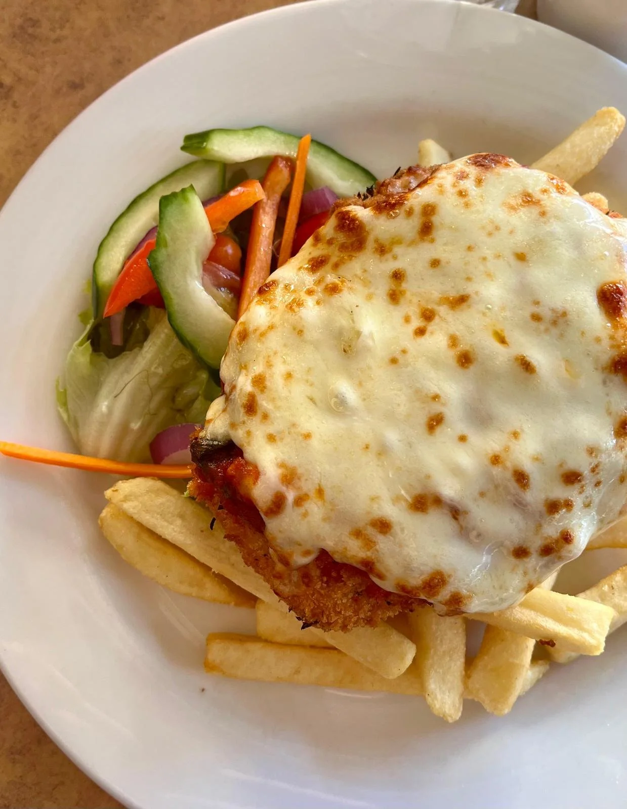 chicken parmi en restaurant en perth.jpeg
