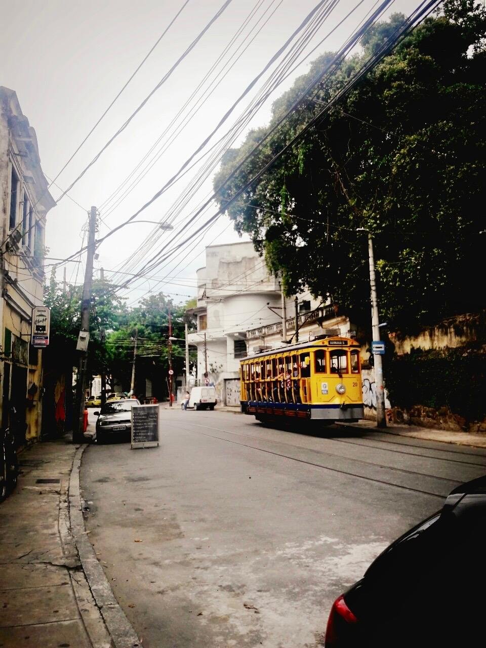 tram-en-santa-teresa-barrio-colorido.jpeg