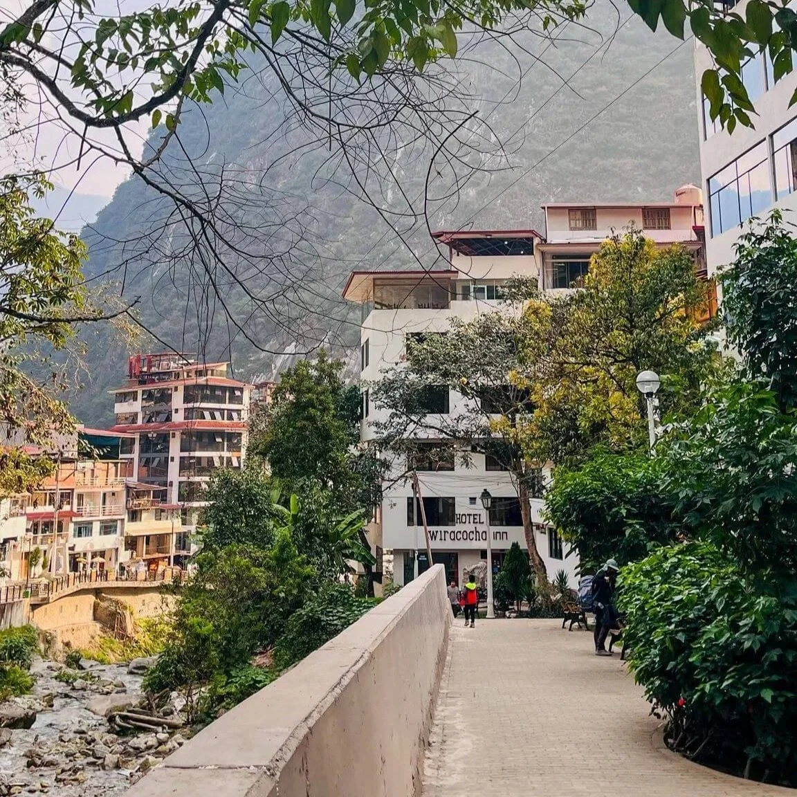 Vista de Aguas Calientes, Perú, rodeado de montañas y río