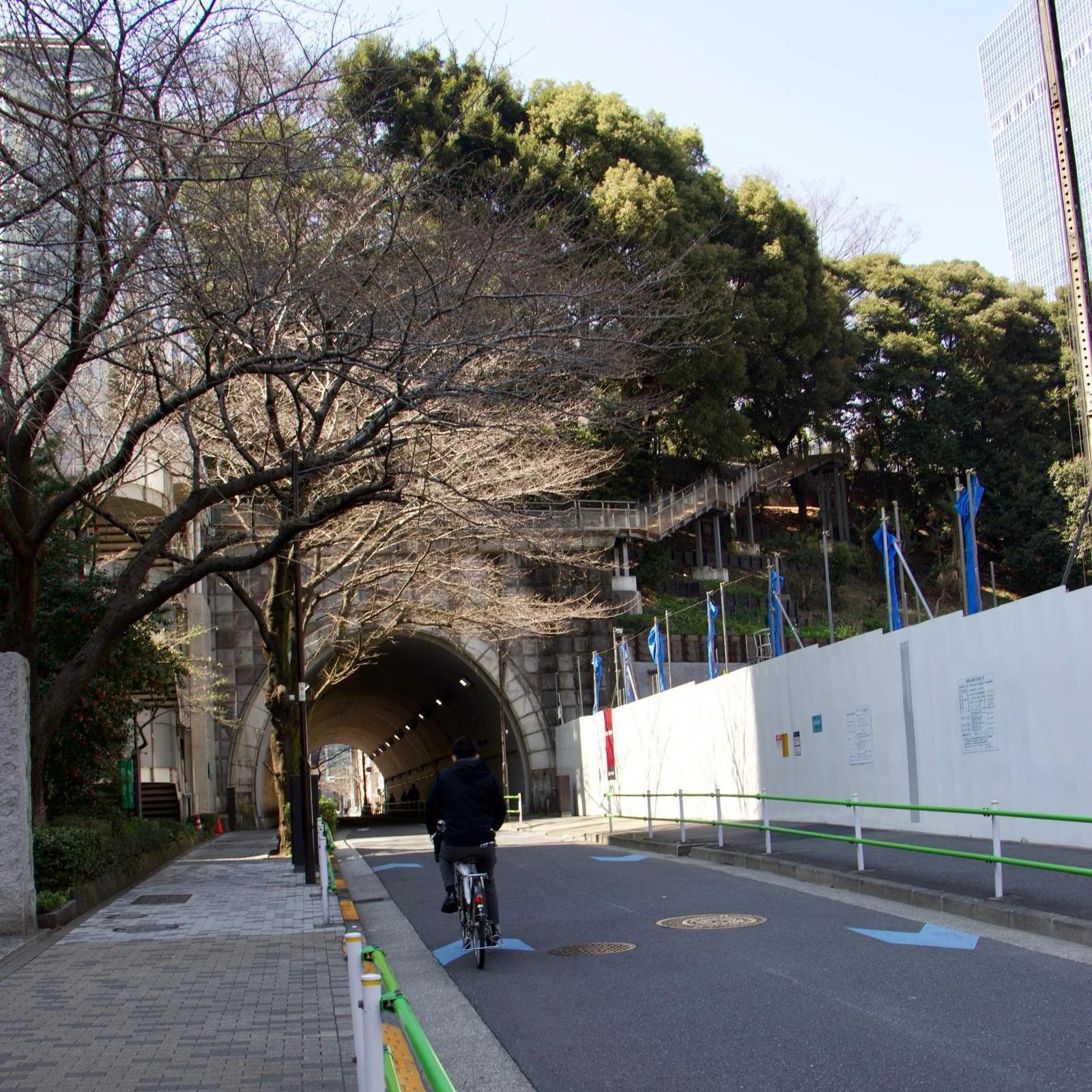 Viajero andando en bicicleta por Tokio mientras decide viajar sin prisa.