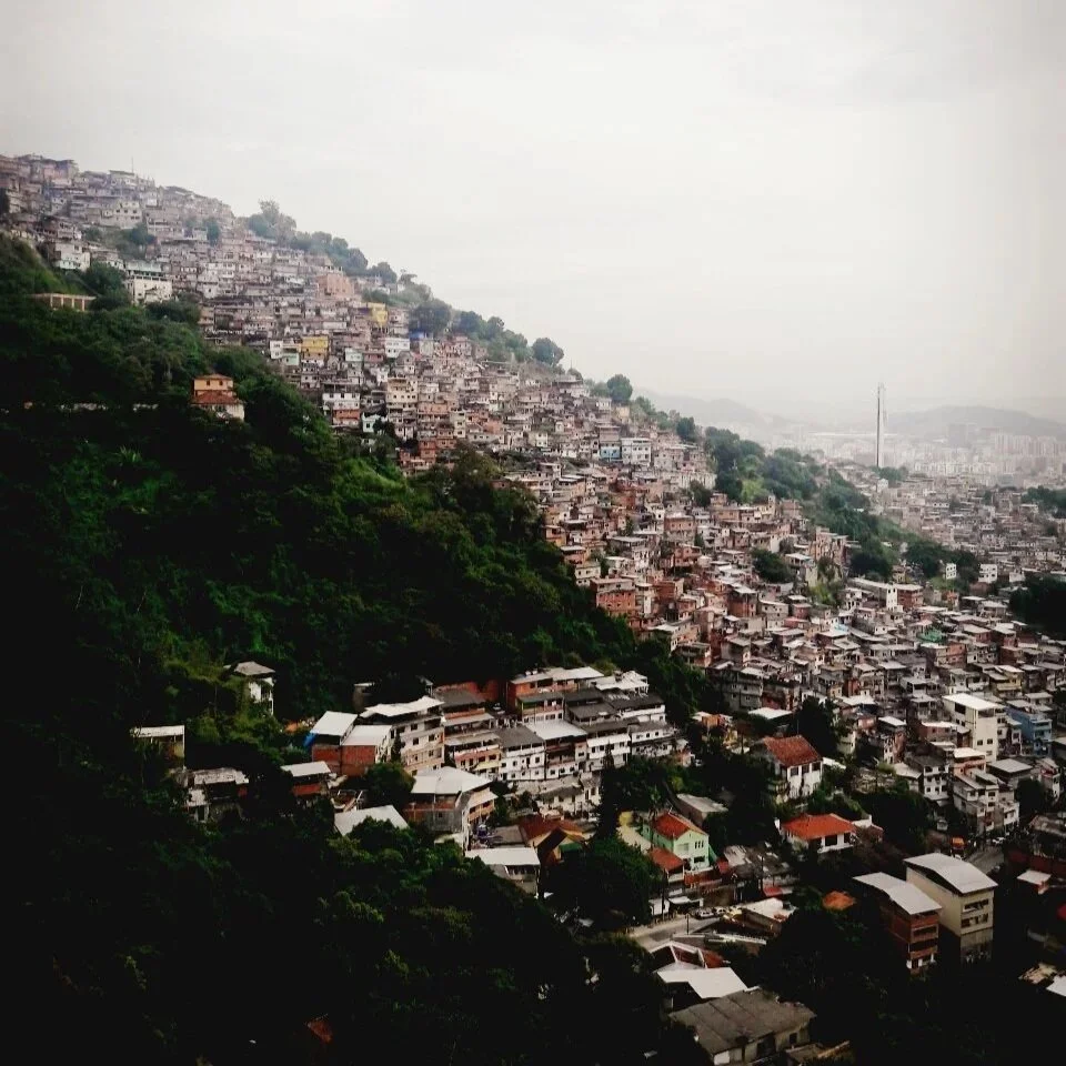 Vista panoramica de una favella en rio de janeiro