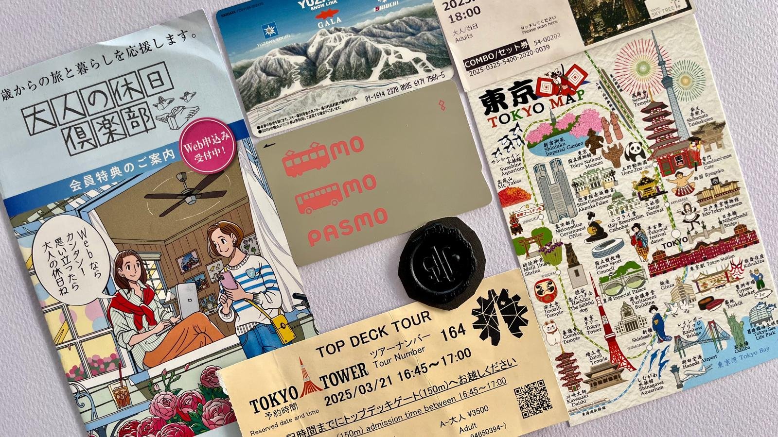 Colección de recuerdos de viaje como tickets, postales y mapas para personalizar tu diario