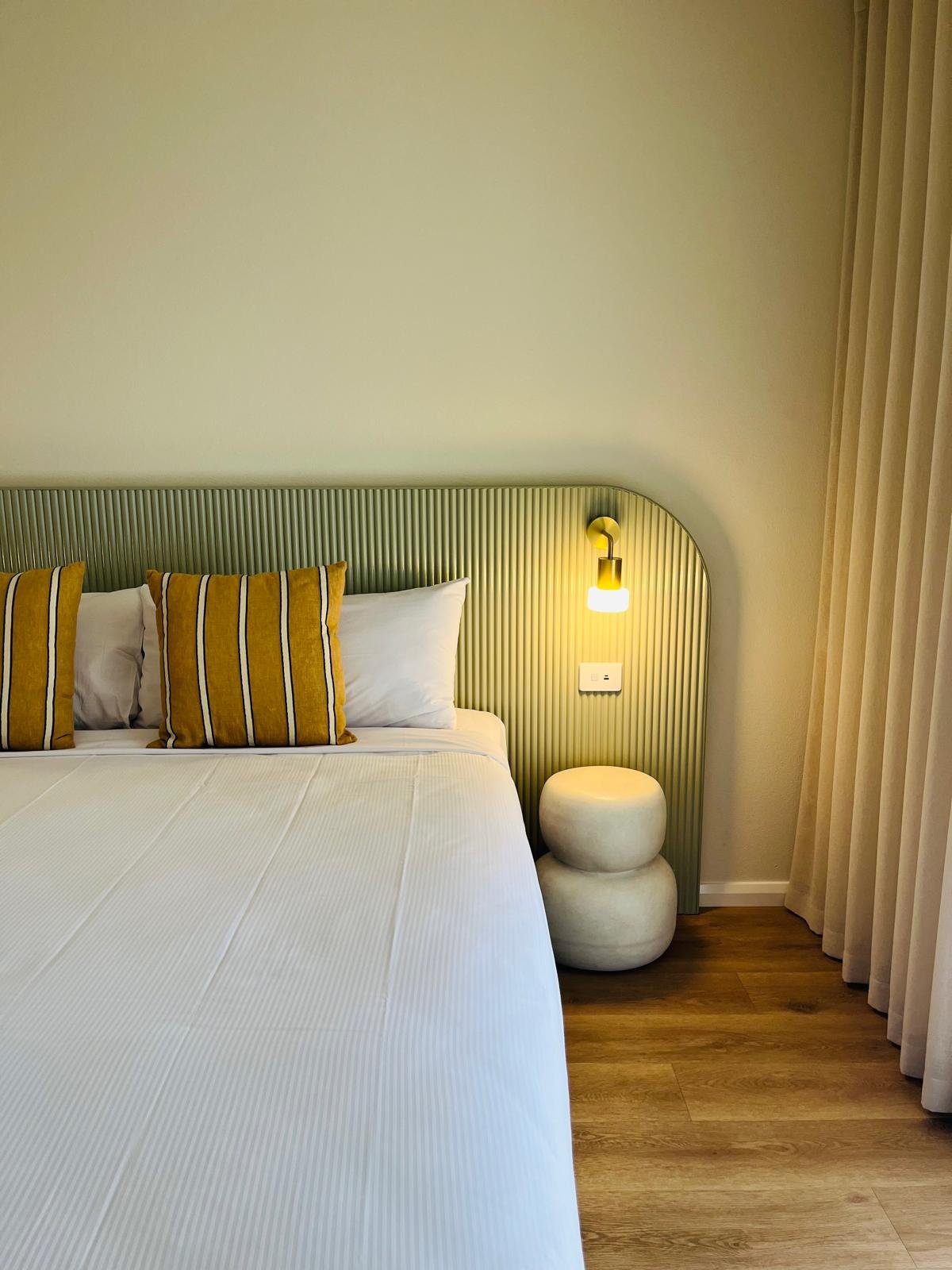 Cama cómoda en hotel diseñada para un descanso reparador durante el viaje.