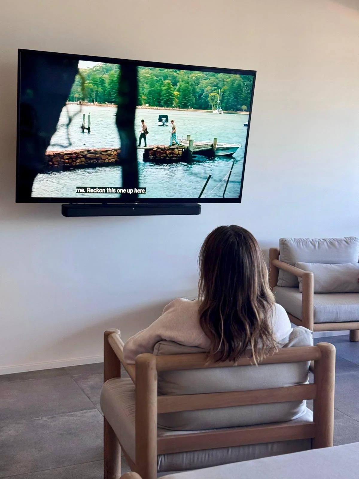 persona aprendiendo ingles mientras mira una pelicula en ingles