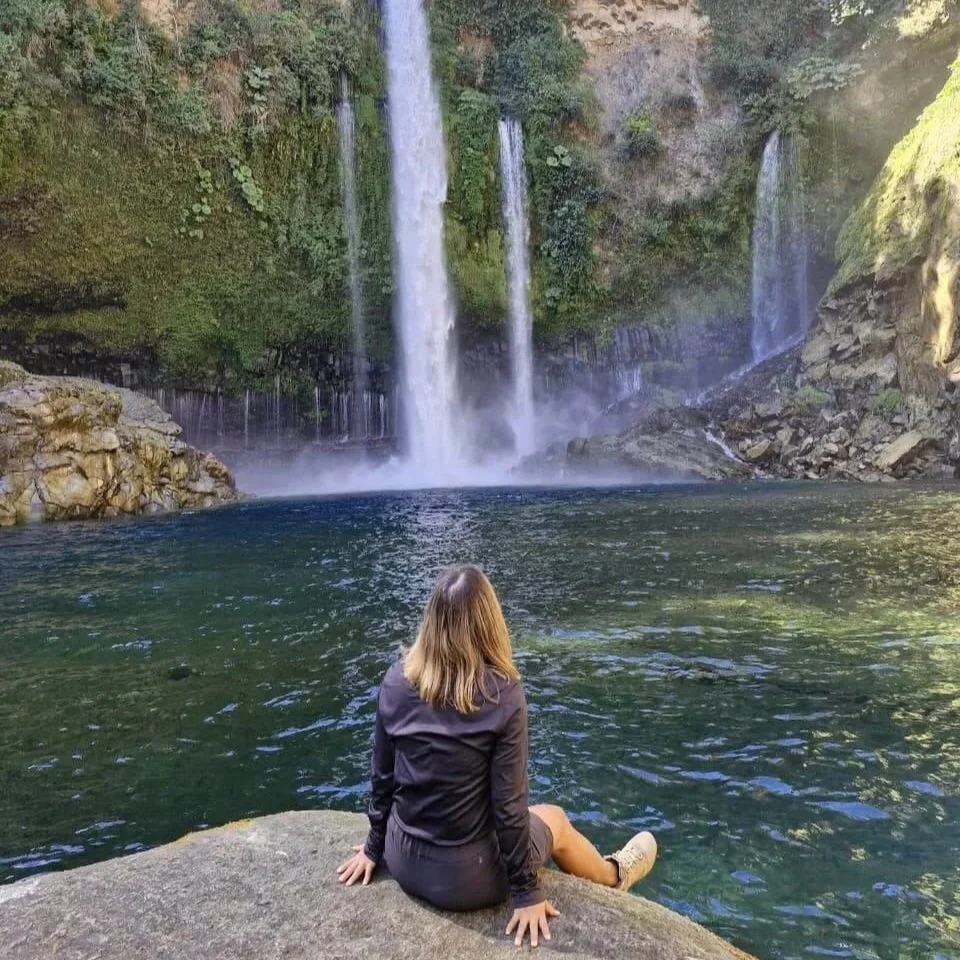 Empieza tu jornada de journaling en medio de la naturaleza, donde el viaje exterior se encuentra con el interior.