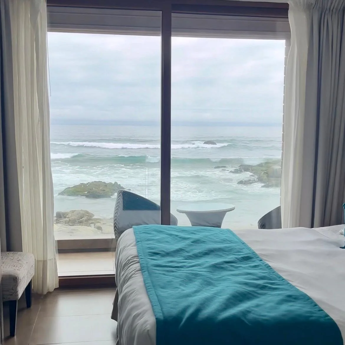 Habitación de hotel cómoda y luminosa, ideal para un viaje de descanso.