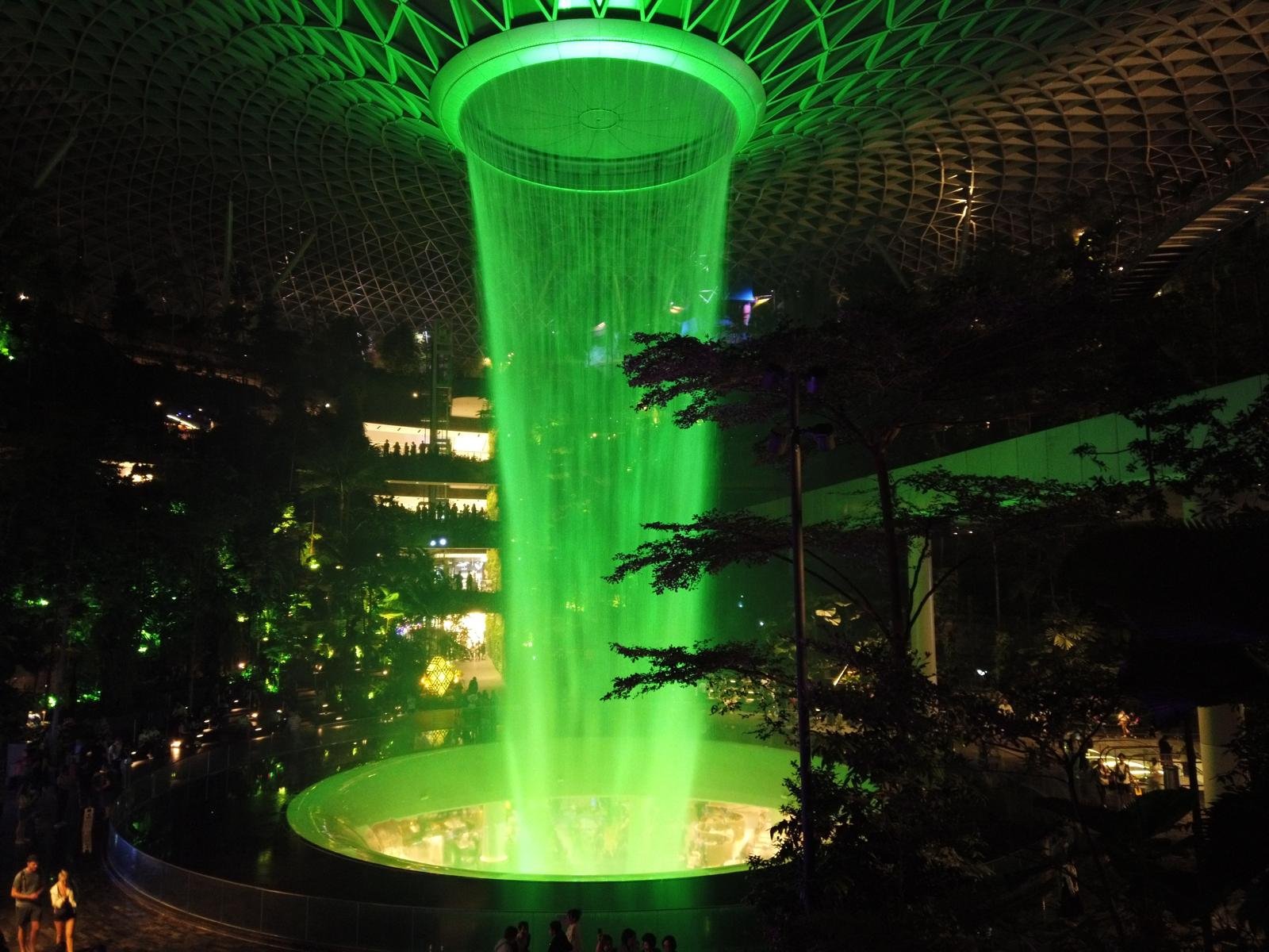 Rain Vortex en Jewel Changi, la cascada interior más alta del mundo, durante un stopover en Singapur.