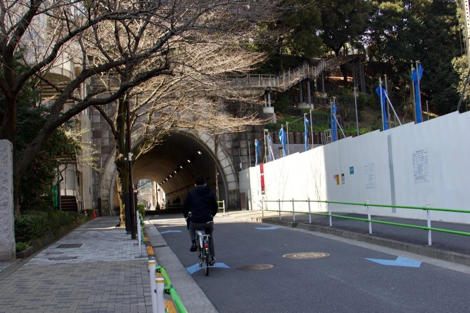 Barrio residencial con vida cotidiana y ritmo tranquilo