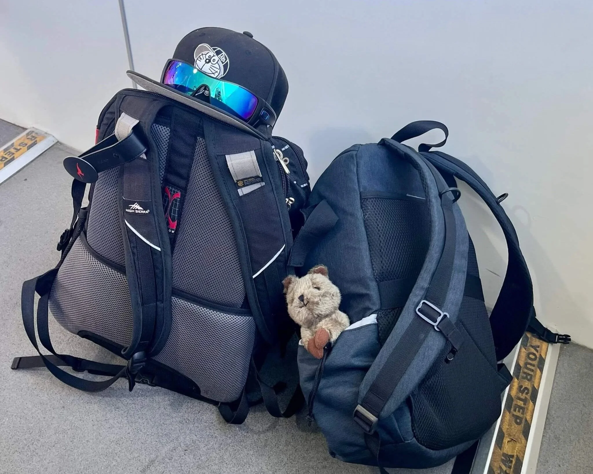 Mochilas en el suelo, reflejando el ritmo acelerado de viajar rápido