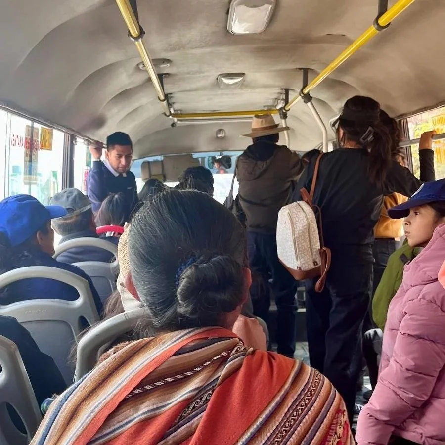Transporte local en Cusco para subir hacia Cristo Blanco y las ruinas