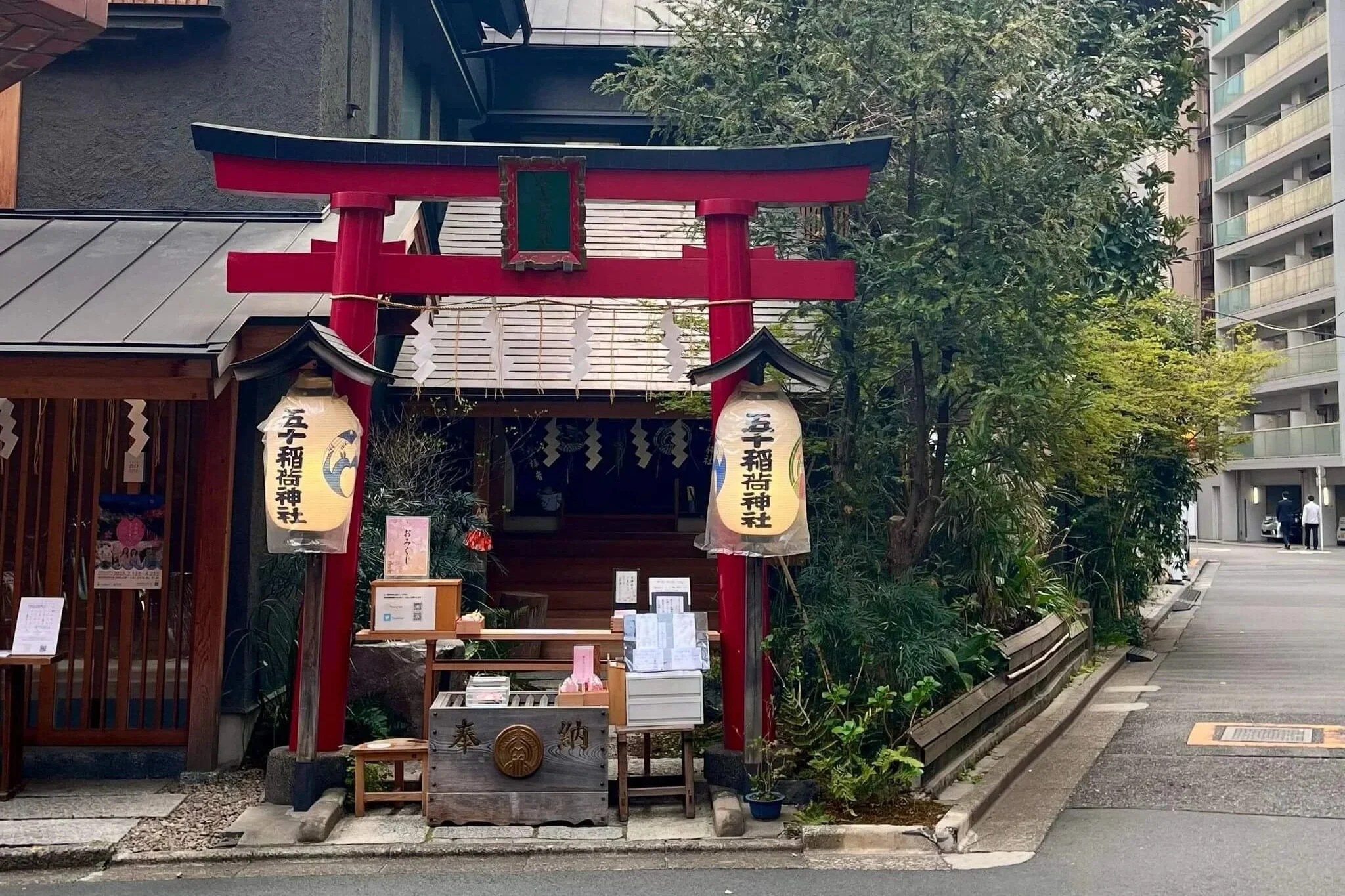 Templo tranquilo en Tokio descubierto caminando sin prisa