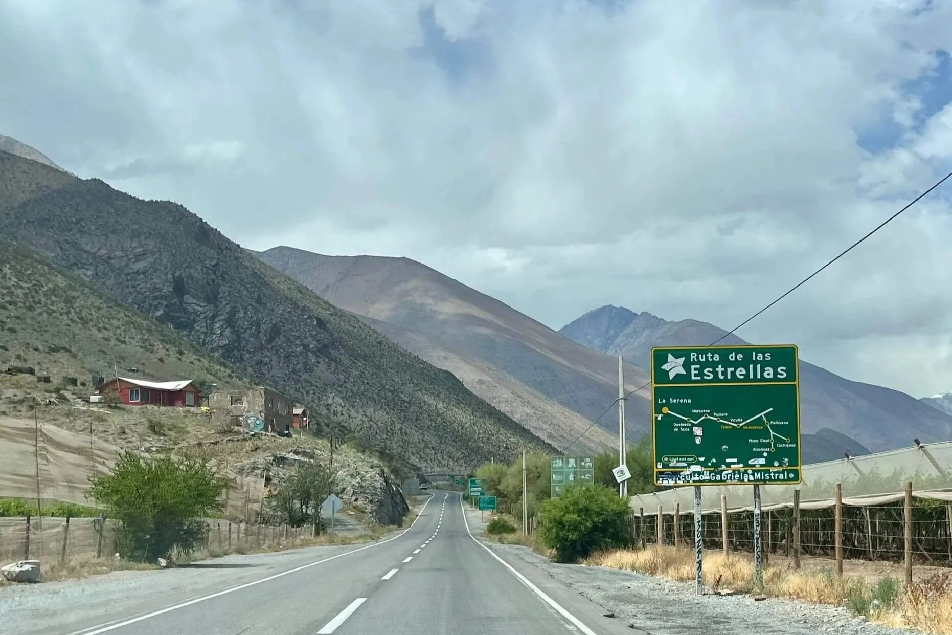 Ruta con curvas entre cerros camino al Valle del Elqui