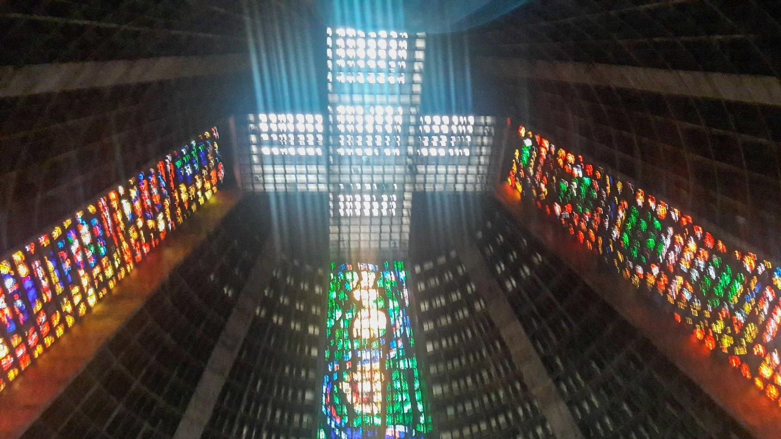 Entré solo por curiosidad… y me quedé en silencio catedral metropolitana de rio de janeiro vitrales