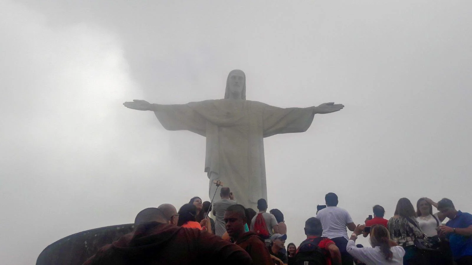 Cristo Redentor en Rio de Janeiro con nubes y poca visibilidad durante mi viaje