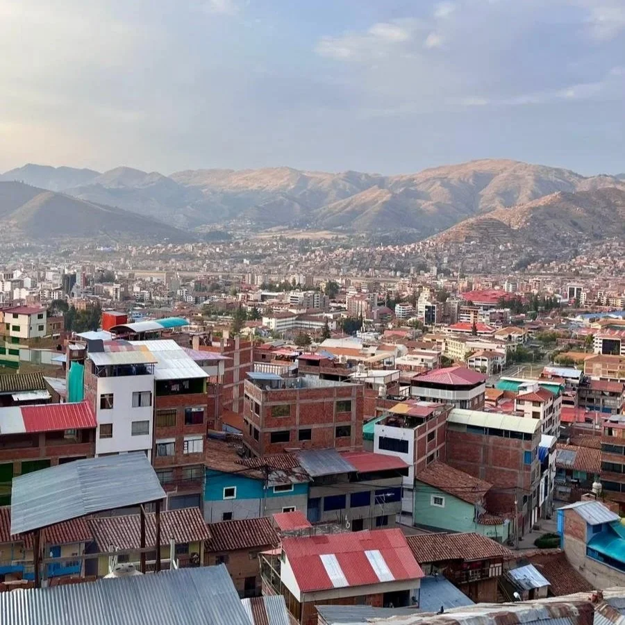 cusco al amanecer con sus colores terracota