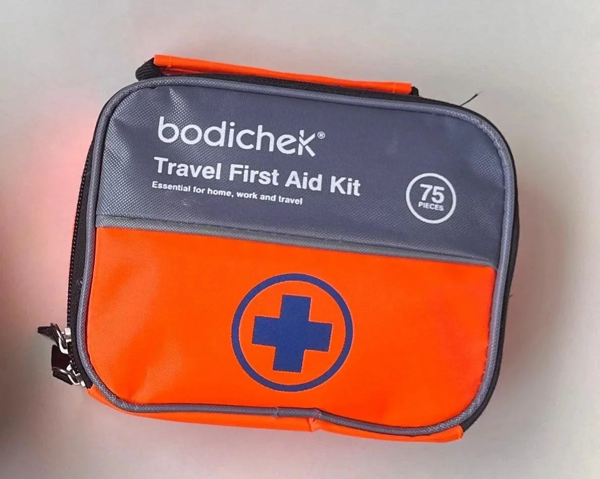 Botiquín básico para viajar a Japón con medicinas permitidas y recetas médicas.