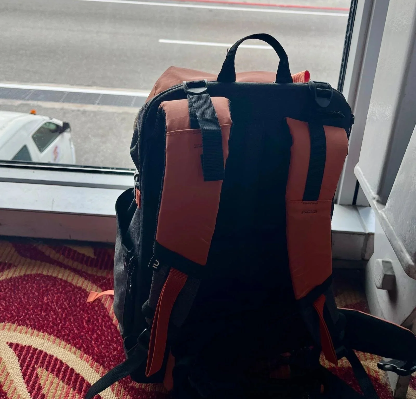 Mochila lista para viajar ligera entre ciudades de Malasia