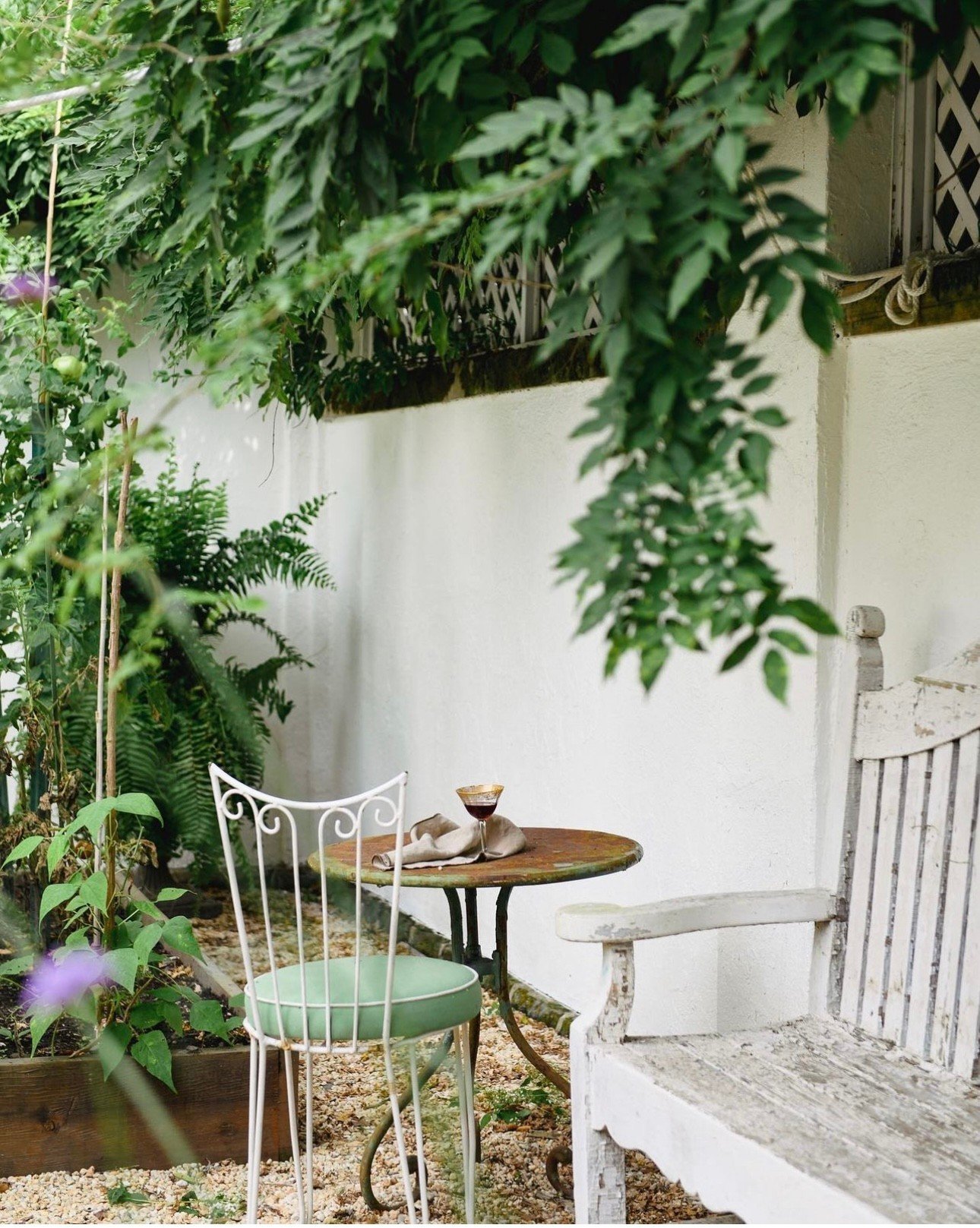 There is something undeniably beautiful about this secret garden created by @leannefordinteriors. The memory of place...a comfortable celebration of a timeless patina.⁠
⁠
By @leannefordinteriors⁠
📸 @erinashkelly⁠
Styled by @noel_knostman