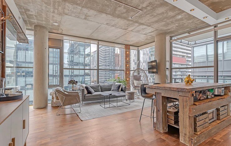Back for lease by popular demand&hellip;

A home for those with lofty goals! This unique corner loft offers inspiring views from its 10 ft floor to ceiling windows. With almost 900 sqft of open concept living, this 1+Den with 2 full baths is truly on