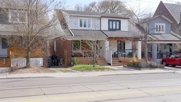 Just Listed ~ 2043 Gerrard St E 🌻⁠
⁠
Not all semis are created equal &mdash; and this one knows it. ✨
🍳 Big kitchen energy
🌞 South-facing backyard glow-up
🛏 3+1 beds, 2 baths
📐 Vaulted ceilings that literally elevate your life
📦 Finished baseme