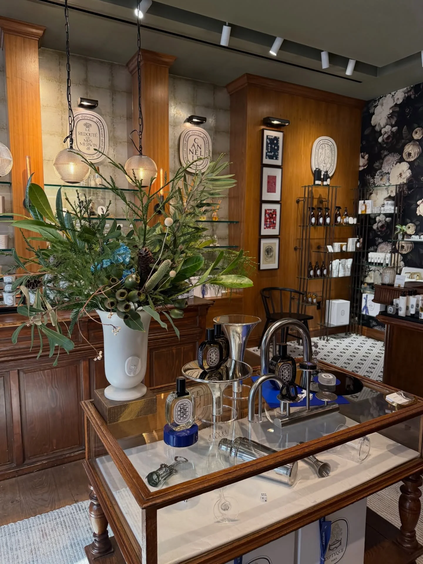 For Orph&eacute;on, we designed florals as a sensory echo of its origin&mdash;an intimate Parisian bar on Boulevard Saint-Germain, where jazz once filled the air and artists gathered late into the night beside Diptyque&rsquo;s first boutique. This ar