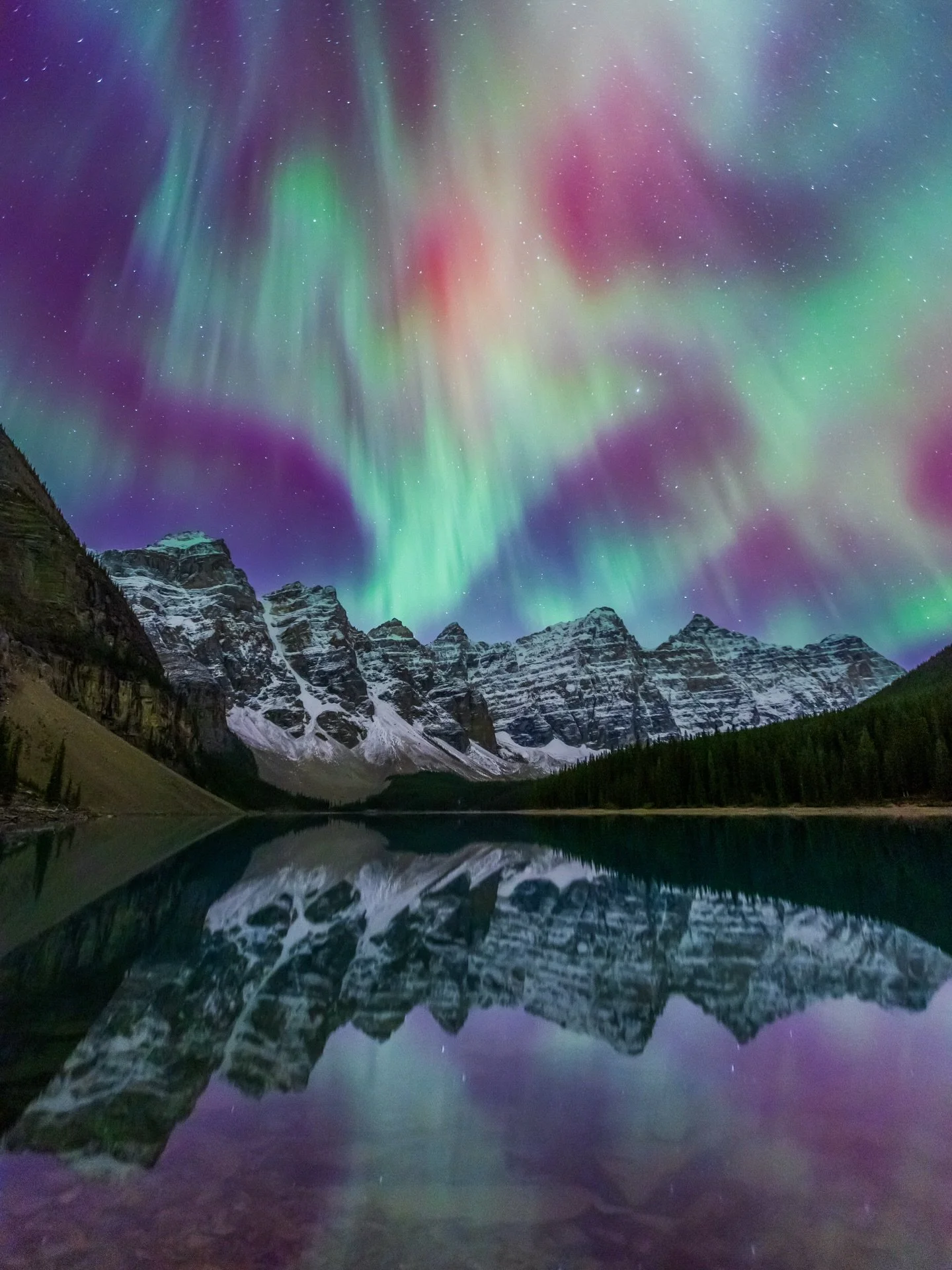 Here comes the show of a lifetime 
#northernlights #aurora #morainelake #banffnationalpark