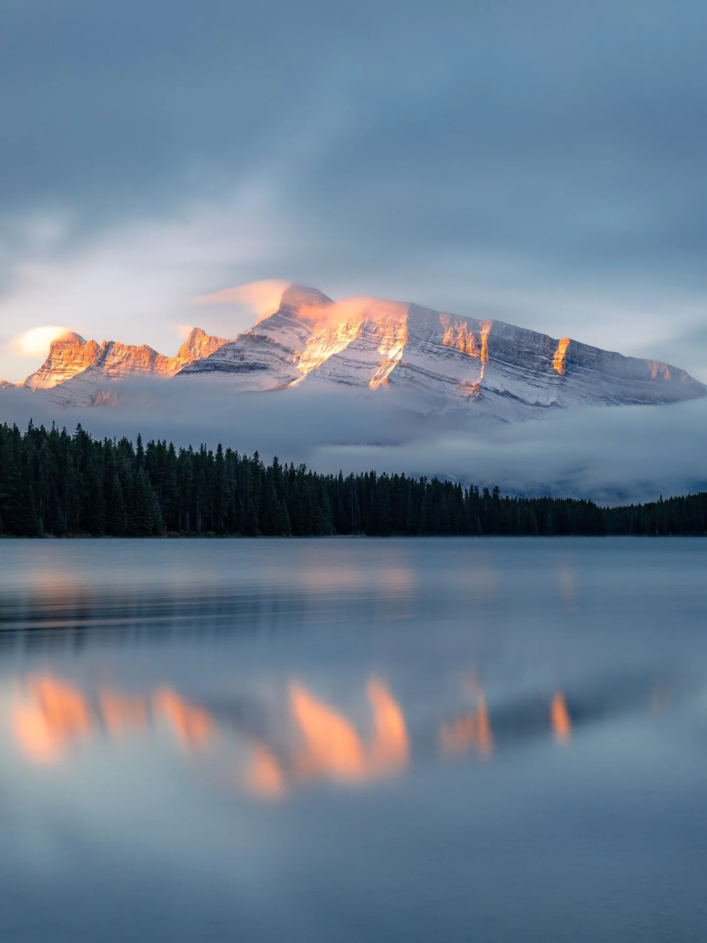 I can&rsquo;t visit two jack lake without thinking about this sunrise. Down there this morning, all I wanted was for clouds like this to roll in. 
#photography #banffnationalpark