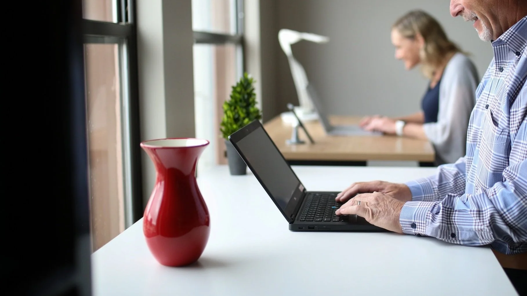 thestandingdesk-lpMKLSi7l0w-unsplash.jpg