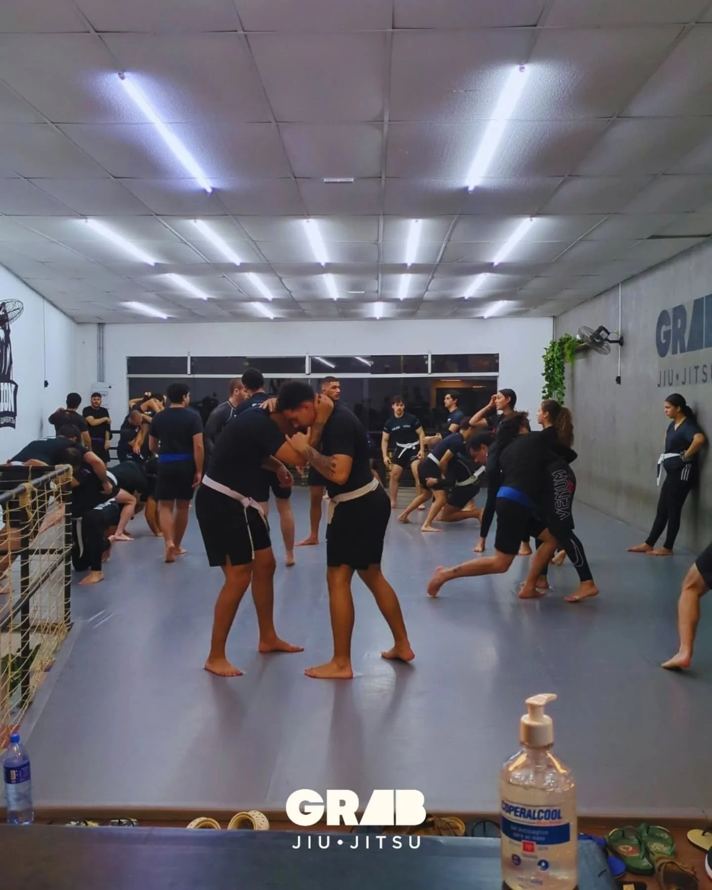 Estar em um ambiente agradável, onde você esteja feliz, e cercado de pessoas que torcem por você, isso faz total diferença na sua evolução técnica e pessoal.
Por isso, você precisa vir viver a exp