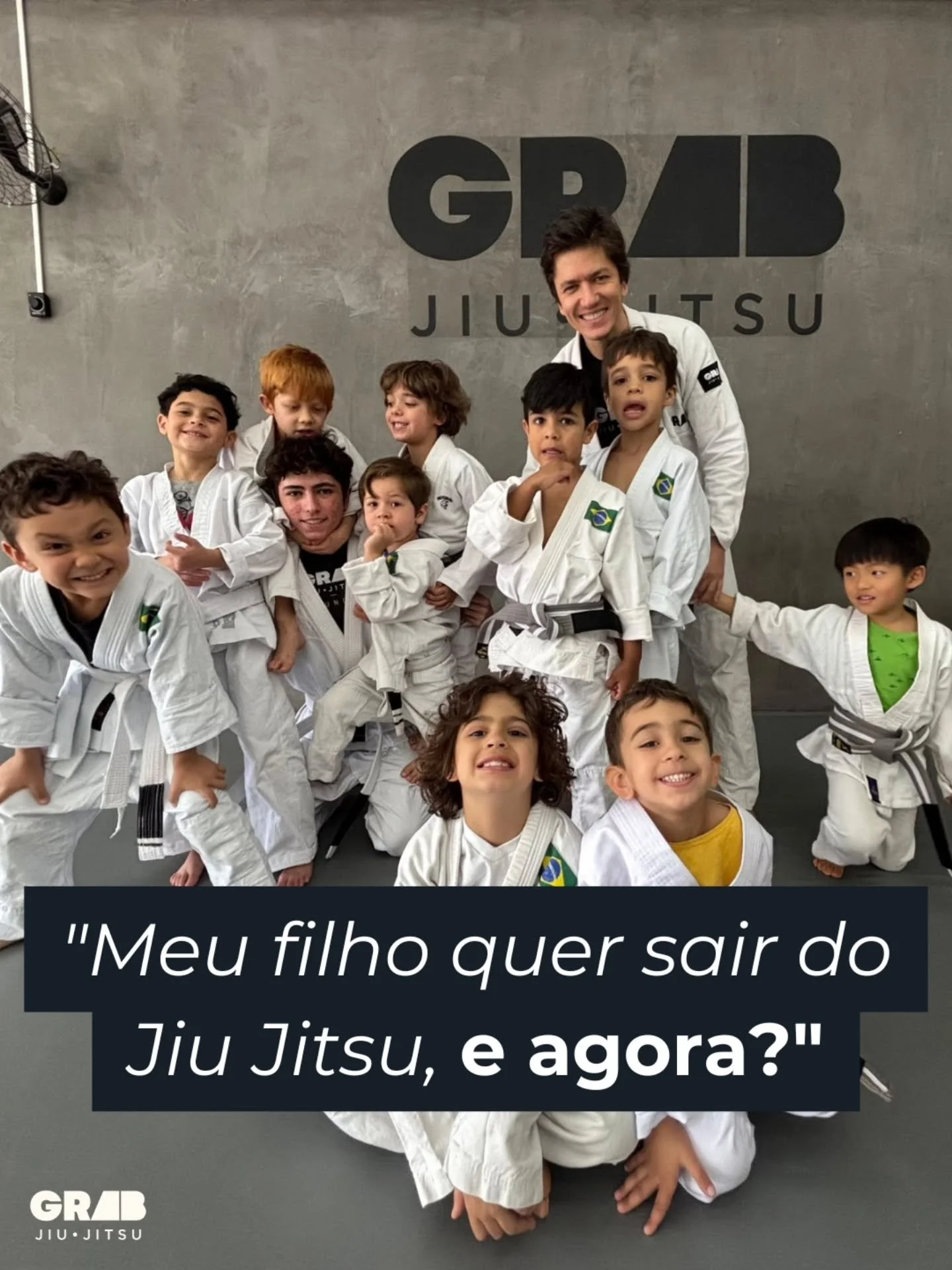 Carta Aberta aos Pais: Sobre a Decisão de (Não) Tirar seu Filho do Jiu-Jitsu
"Vou tirar meu filho do jiu-jitsu, porque ele não quer mais ir."
Quem é pai ou mãe já ouviu (ou sentiu) essa indecis&at