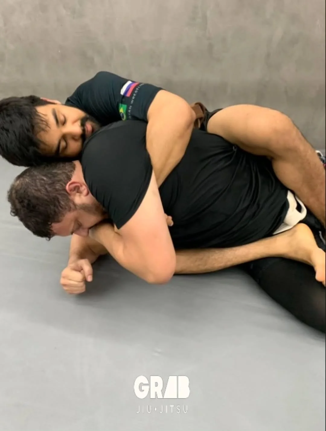 Já pensou em como o Jiu-Jitsu pode transformar sua vida?
Na GRAB, cada treino vai muito além de aprender técnicas de defesa e ataque. Aqui você desenvolve disciplina, confiança, supera limites e, o mais importante, c