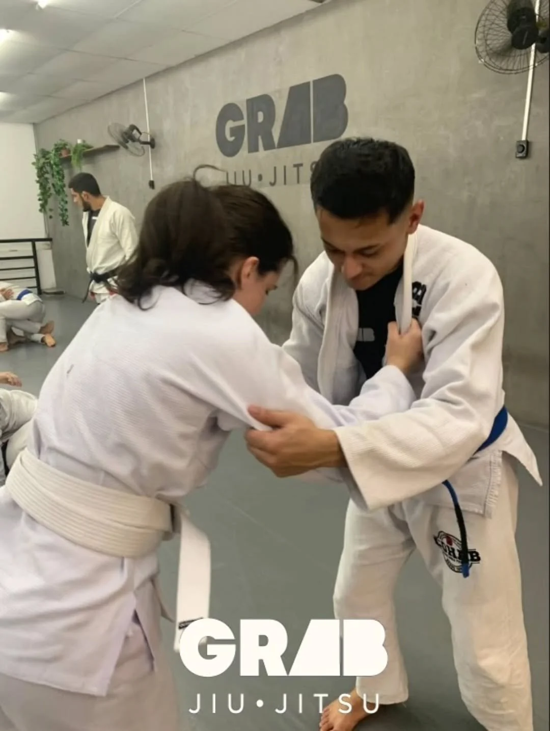 Trabalhamos de uma forma onde partimos do ponto zero, até chegar na técnica propriamente dita.
E uma coisa legal que vem dando muitos frutos é que cada módulo mensal se conecta com o módulo do mês anterior ,