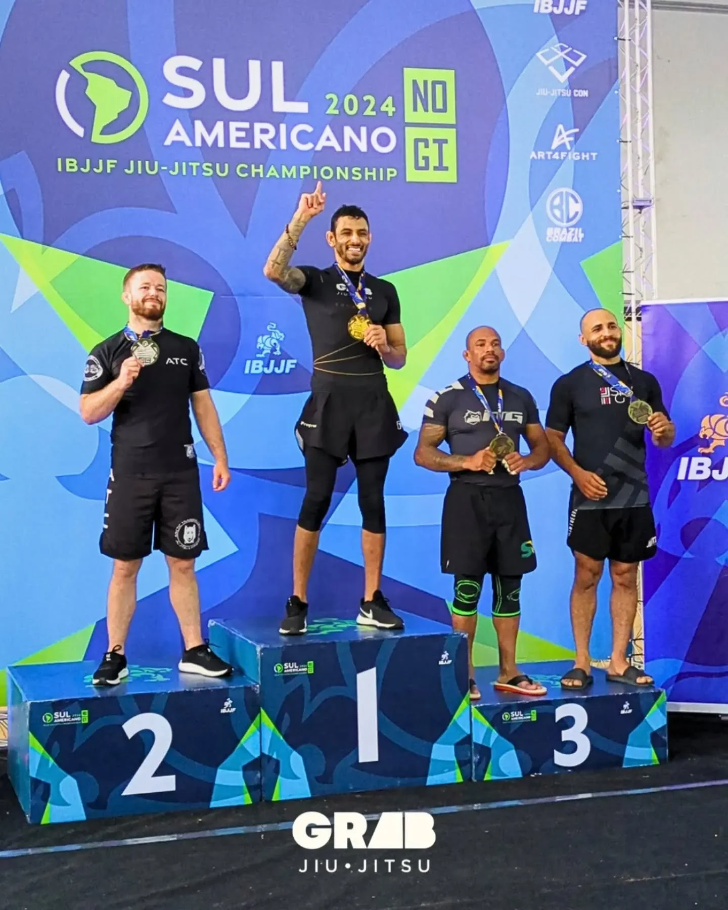 Esse p&oacute;dio foi de quando nosso Head coach @rodrigopardalbjj se tornou bi-campe&atilde;o Sul-Americano NOGI 2024.

Essa imagem n&atilde;o &eacute; sobre o passado , &eacute; sobre tudo que foi constru&iacute;do at&eacute; ali. Cada treino duro,