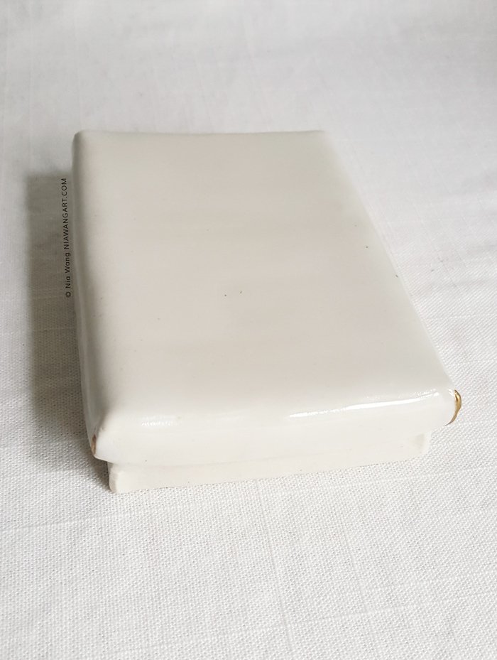 BOXED FREEDOM |Porcelain Sculpture 2017
| Porcelain, glaze, gold leaf, metal key