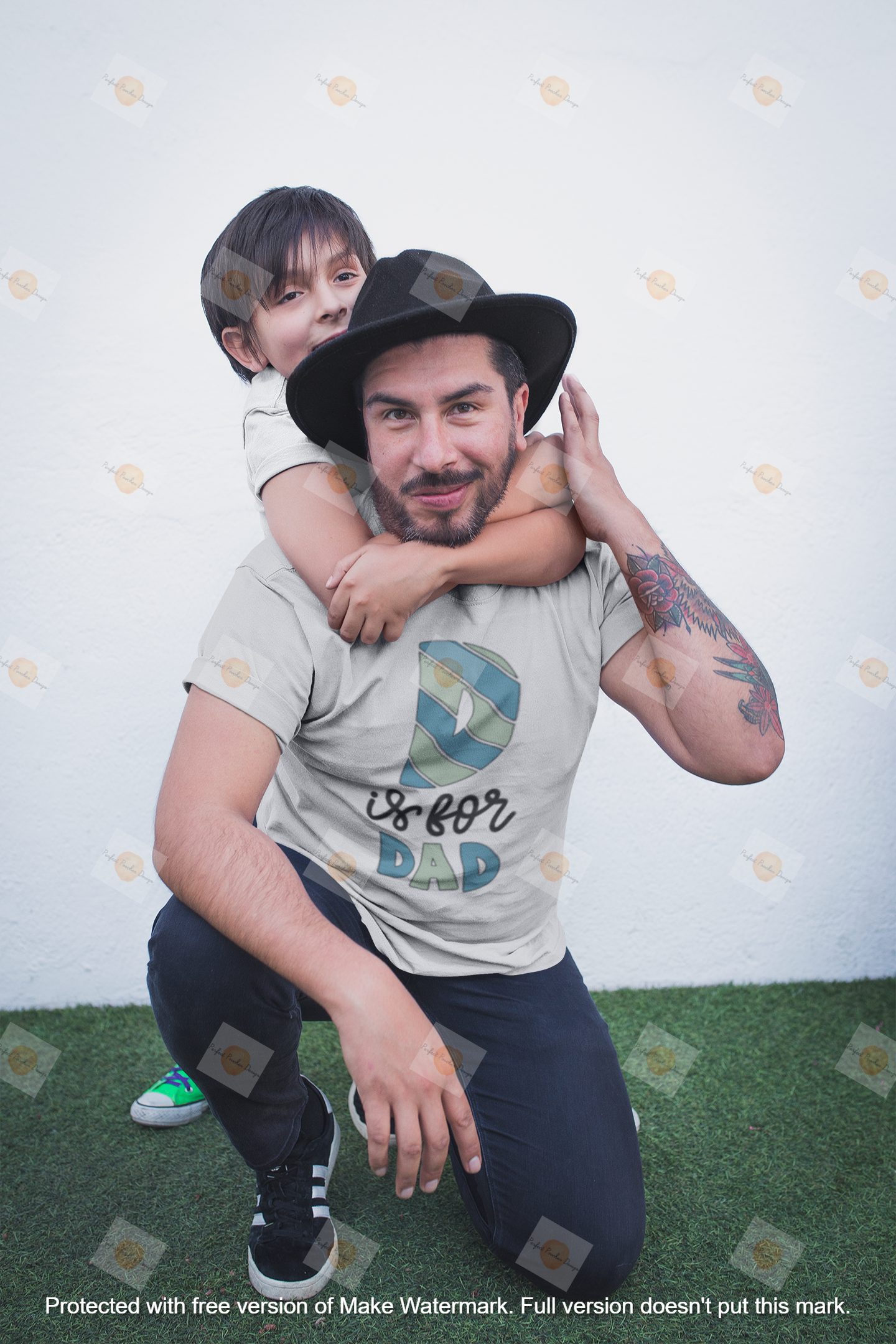 tattooed-dad-with-his-kid-wearing-a-t-shirt-mockup-a20294.png