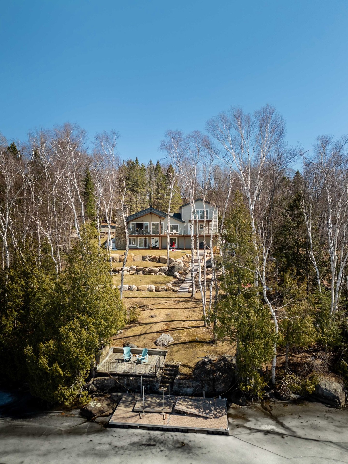 Propri&eacute;t&eacute; cl&eacute;e en main situ&eacute;e au bord du presitgieux Lac Masson &agrave; l&rsquo;Est&eacute;rel. Enti&egrave;rement r&eacute;nov&eacute;e et agrandie depuis trois ans, elle propose un design raffin&eacute; digne des magazi
