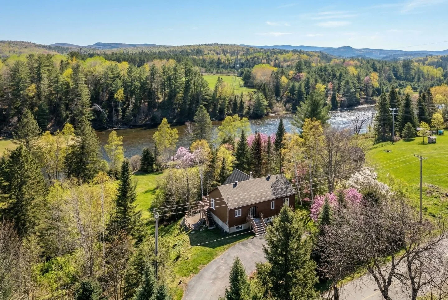 Notre propri&eacute;t&eacute; &agrave; vendre au bord de la rivi&egrave;re rouge est maintenant sous la barre des 650 000 $CAD. 😮&zwj;💨
&mdash;-
649 900 $
𝟏𝟎𝟗𝟗𝟖 𝐁𝐨𝐮𝐥. 𝐝𝐮 𝐂𝐮𝐫&eacute;-𝐋𝐚𝐛𝐞𝐥𝐥𝐞, 𝐋𝐚𝐛𝐞𝐥𝐥𝐞
Construction 2022 - P