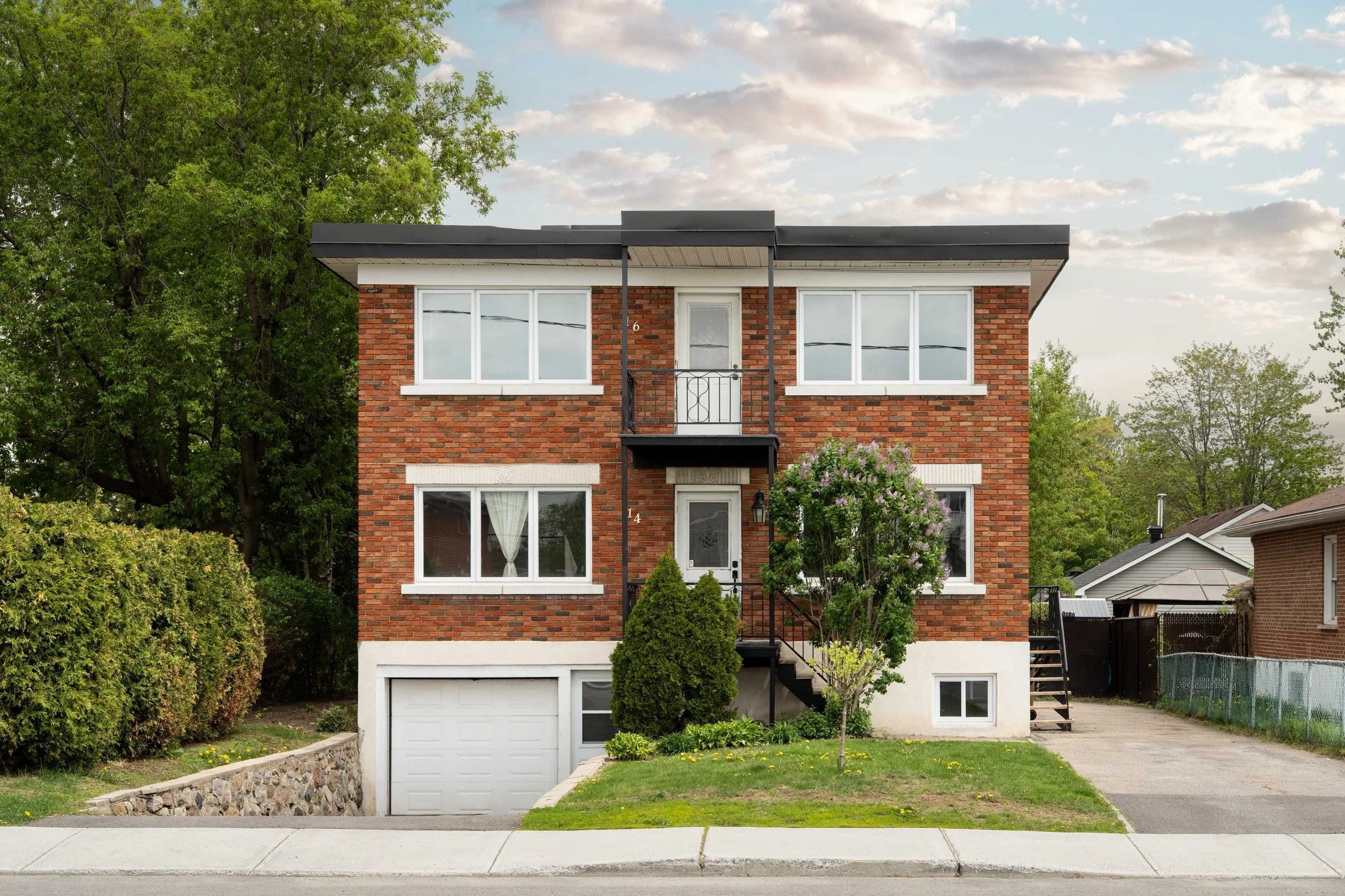 Le duplex que vous attendiez &agrave; Sainte-Th&eacute;r&egrave;se. 😍
&mdash;-
Enti&egrave;rement r&eacute;nov&eacute; et pr&ecirc;t pour un propri&eacute;taire occupant ou un projet d&rsquo;interg&eacute;n&eacute;ration. &Agrave; distance de marche