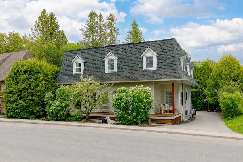 Un triplex de r&ecirc;ve au coeur de Saint-Sauveur. 😍
&mdash;-
Enti&egrave;rement r&eacute;nov&eacute; et au go&ucirc;t du jour, il a &eacute;t&eacute; soigneusement entretenu et est strat&eacute;giquement situ&eacute; au centre du village. TOUT est