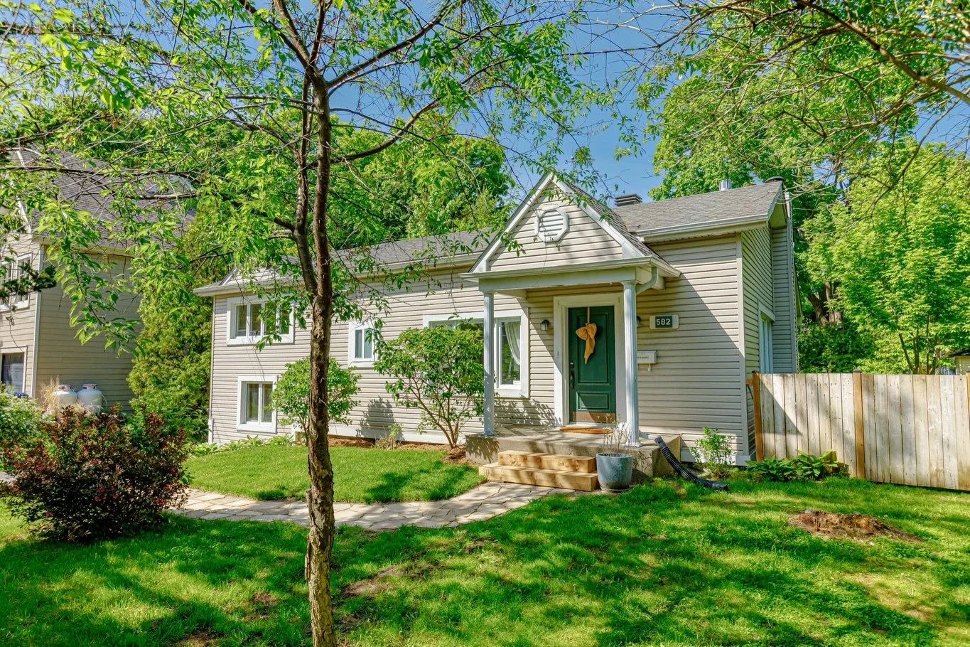 Vivre &agrave; la campagne en ville. 🥹💚
&mdash;-
Il n&rsquo;y a pas plus bel endroit que l&rsquo;&icirc;le Bigras pour vivre &agrave; Laval. Cette maison cl&eacute;e en main avec piscine et &agrave; quelques minutes de marche du REM est celle que v