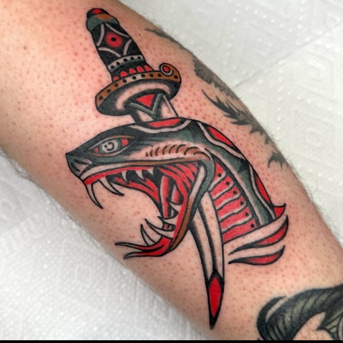 stabbed the snake

made by: @carbellatattoo - To book with Carissa, fill out the form linked in her bio! 😎

#snakehead #daggertattoo #snaketattoo