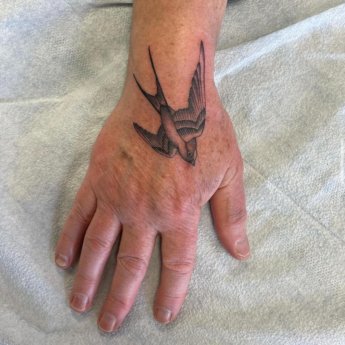 never too late for your first tat! 

made by: @dusty.tat2 - To book with Dusty, fill out the form linked in their bio! 😎

#birdie #handtattoo #firsttattoo