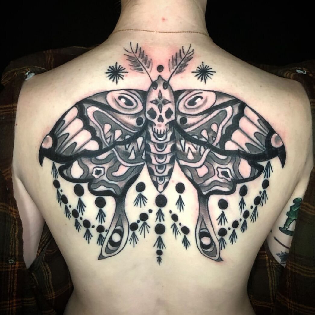 upper back by @jgunnzo 

to book with James, DM him directly or call the shop! 😎

#deathheadmoth #mothtattoo #dotty